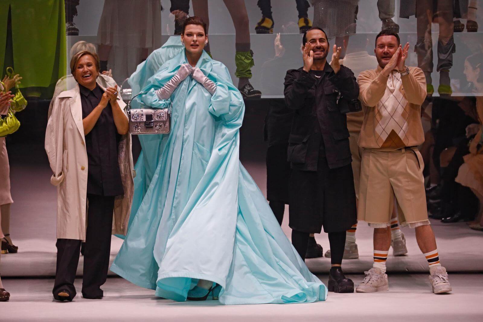 Линда Евангелиста на&nbsp;модном показе в&nbsp;2022 году